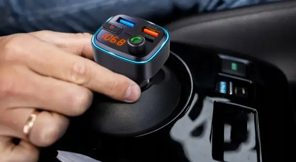 Transmiter FM Bluetooth co to jest i jak poprawia dźwięk w samochodzie