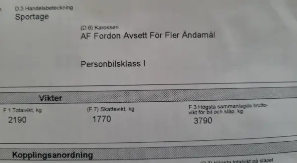 Registreringsbevis del 1 för en Kia Sportage, personbilsklass I. Visar viktinformation och kopplingsanordning.