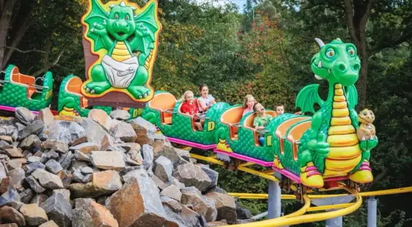 Dzieci śmieją się na smoczkowym rollercoasterze, jednej z najlepszych ostrawa atrakcje dla dzieci.