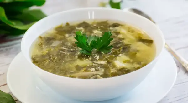 Aromaticzna zupa szczawiowa ze słoika przepis. Pyszna, domowa zupa z jajkiem i natką pietruszki.