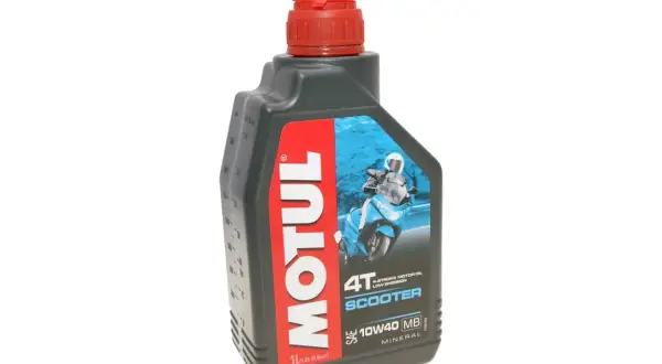Butelka oleju Motul Transoil 10W40 Scooter z wizerunkiem skutera.