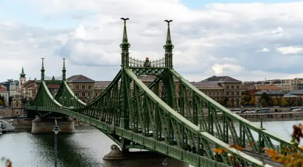 Zielony most w Budapeszcie nad rzeką Dunaj, z charakterystycznymi orłami na szczytach wież.