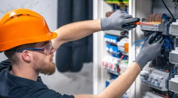 Zarobki elektryków za granicą 2024: Gdzie zarobisz najwięcej?