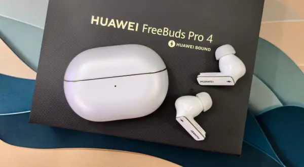 Białe słuchawki TWS Huawei FreeBuds Pro 4 z etui na czarnym tle z logo.