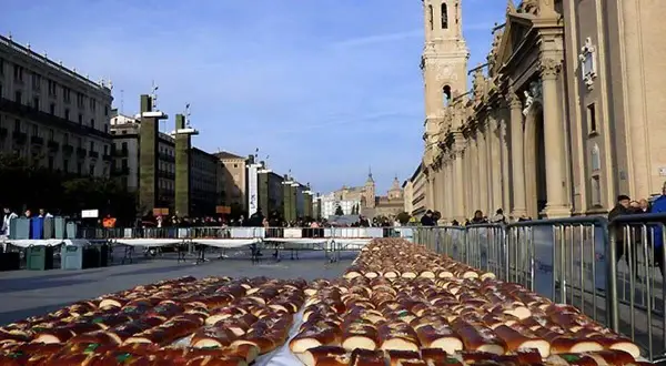 Largas filas de roscones de Reyes decoran la plaza del Pilar, Zaragoza, para las actividades de San Valero.