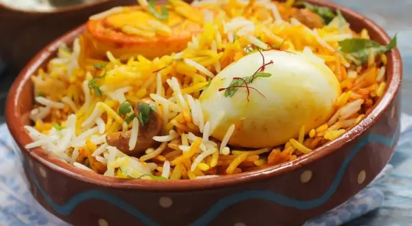 Ein köstliches Biryani mit Reis, Ei und Cashewkernen. So sieht ein authentisches Biryani aus!