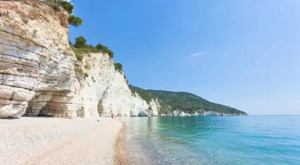 Scogliere bianche e mare cristallino su una spiaggia pugliese. Un angolo di paradiso dove rilassarsi sotto il sole.