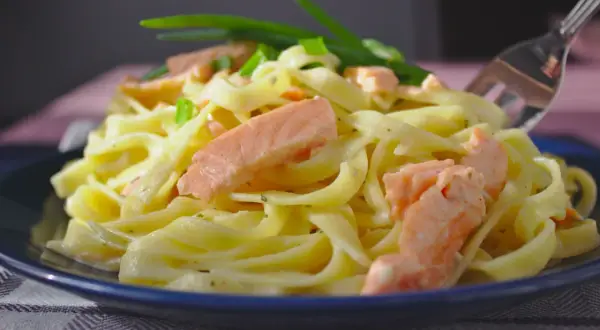 Spaghetti z łososiem: przepis mistrza na kremowy sos w 20 minut