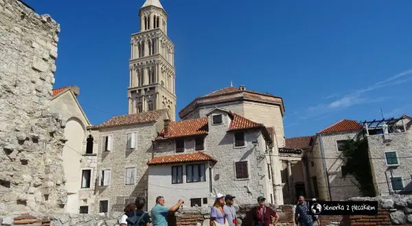 Spacer po urokliwym **Split** miasto, podziwiając zabytkową architekturę i dzwonnicę.