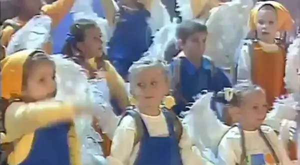 Dzieci w strojach jak z **Arki Noego**, uśmiechnięte, wesołe. **Święty** uśmiech na twarzach.