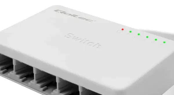 Biały, kompaktowy switch sieciowy z pięcioma portami RJ45 i diodami sygnalizującymi aktywność.