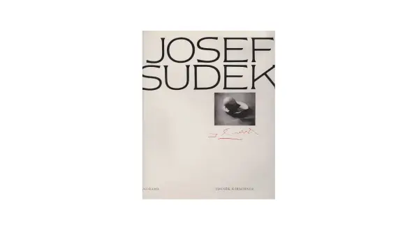 Okładka książki z napisem JOSEF SUDEK, małym zdjęciem gruszki i podpisem.