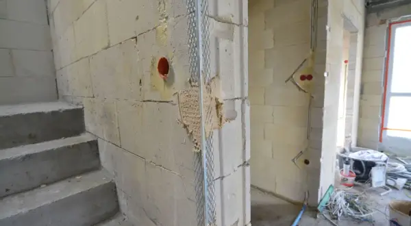 Budowa w toku: schody, ściany z bloczków, instalacje elektryczne. Pytanie brzmi: co najpierw tynki wewnętrzne czy ocieplenie?