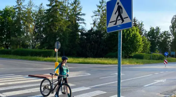 Jazda rowerem obok siebie: Przepisy i zasady bezpieczeństwa na drodze