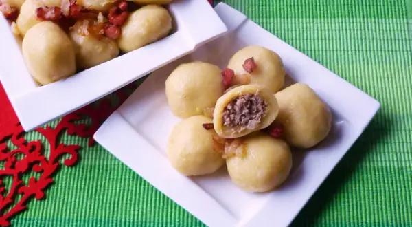 Pyzy z mięsem, gotowe do podania. Dowiedz się, ile gotować pyzy z mięsem, by były idealne.