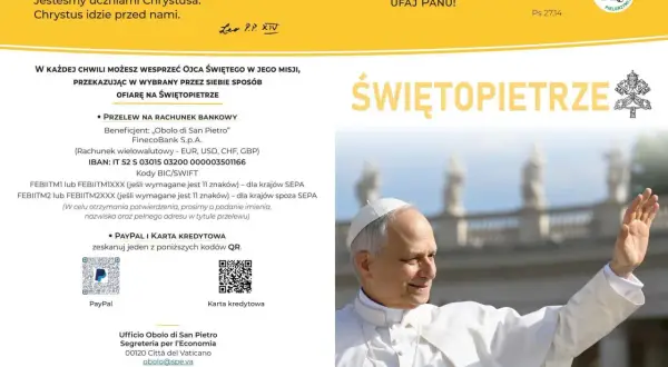 Papież Franciszek w białej sutannie pozdrawia wiernych, zachęcając do wsparcia misji Kościoła poprzez ofiarę na świętopietrze.