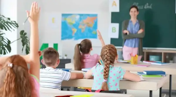 Co to jest absencja szkolna i jak wpływa na uczniów w Polsce?