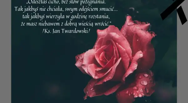 Wierszyk na polaznika: "Odeszłaś cicho, bez słów pożegnania..." na tle kropli deszczu na róży. Czarna wstążka symbolizuje żałobę.