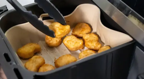 Kycklingnuggets i airfryer, gyllene och krispiga. Enkla att tillaga för en snabb måltid.