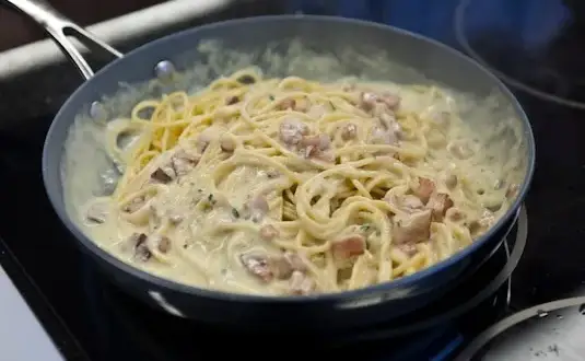 Spaghetti carbonara ze śmietaną: Zawsze kremowy sos, bez stresu