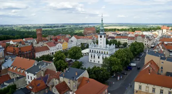 Urokliwy rynek z ratuszem i wieżą, otoczony kolorowymi kamienicami. To miasto zakochanych w Polsce, gdzie historia splata się z pięknem.