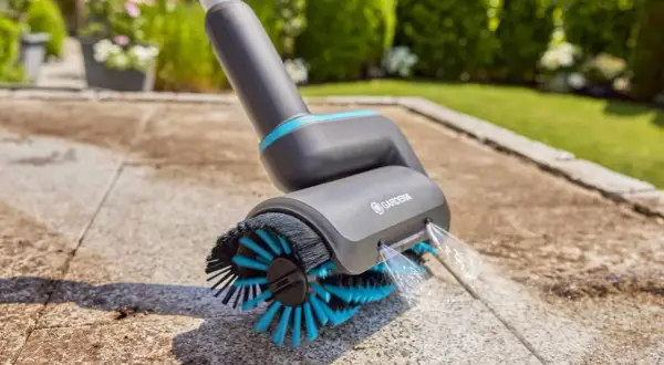 Spazzola rotante per pulire pavimento esterno con idropulitrice, rimuove sporco e muschio per un patio splendente.
