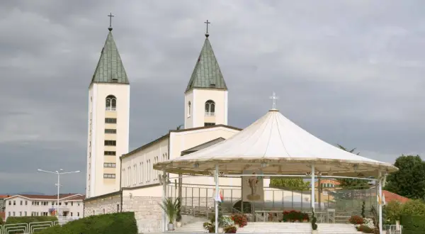 Kościół w Medziugorie z dwoma wieżami i zadaszoną sceną. Miejsce pielgrzymek, gdzie wierni doświadczają objawienia w Medziugorie.