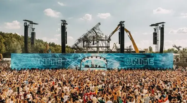 Ile zarabia DJ na Tomorrowland? Fakty o gażach i ukrytych kosztach