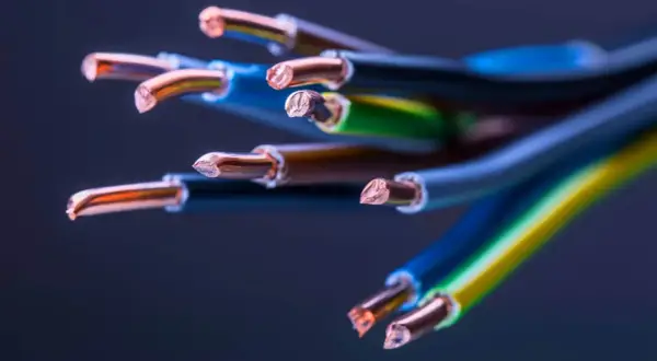 Zakończone przewody elektryczne, w tym zielono-żółty przewód ochronny symbol.