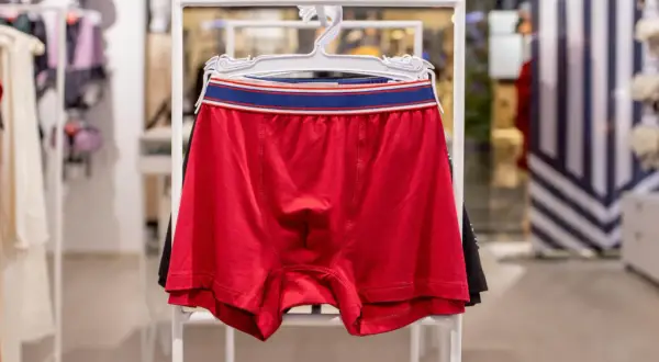 Czerwone bokserki Calvin Klein na wieszaku. Jak sprawdzić oryginalność? Zwróć uwagę na detale i jakość materiału.