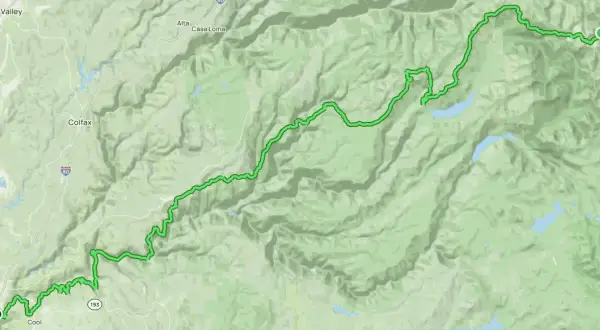 Percorso ciclabile nei western states 100, da Auburn a Tahoe, attraverso montagne e laghi.