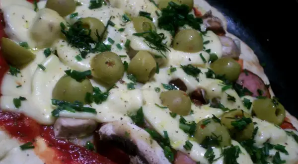 Jak jeść pizzę z oliwą - odkryj tradycyjne metody i smaki