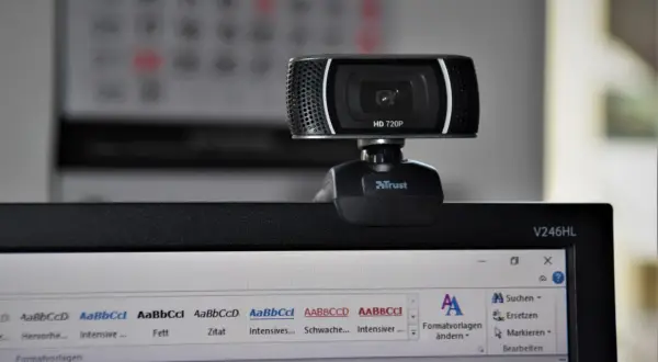 Gdzie jest kamera w laptopie? Proste sposoby na jej znalezienie