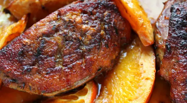 Soczysta kaczka w pomarańczach, pieczona do perfekcji, z chrupiącą skórką i aromatycznym sosem.