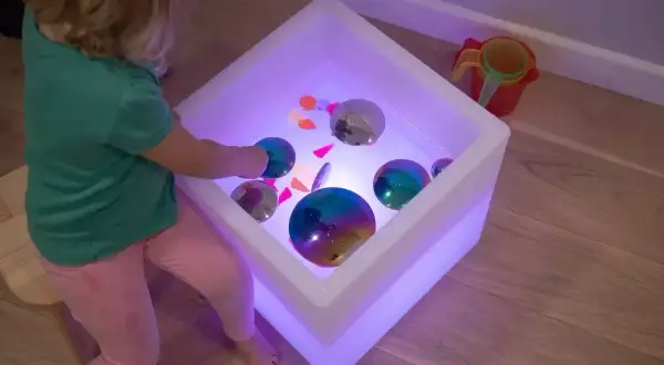 Podświetlany stolik sensoryczny: Rozwój, zabawa, wybór i DIY!