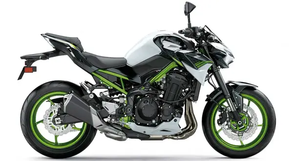 Kawasaki Z900 blanca y negra con detalles verdes. El peso de esta moto es ideal para maniobrar con agilidad.