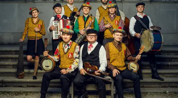 Warszawskie combo taneczne w szkockich beretach gra na instrumentach: banjo, skrzypcach, akordeonie, saksofonie, kontrabasie i bębnach.
