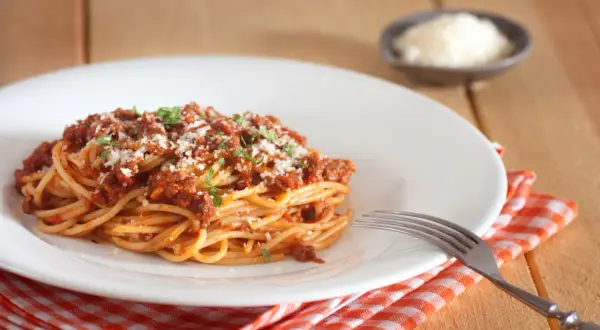 Ile kcal spaghetti bolognese? Zaskakujące liczby i wersja fit!