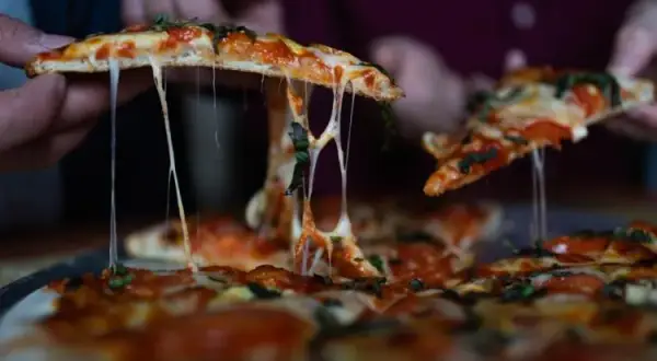 Dlaczego pizza przywiera do kamienia? Oto najczęstsze przyczyny i rozwiązania