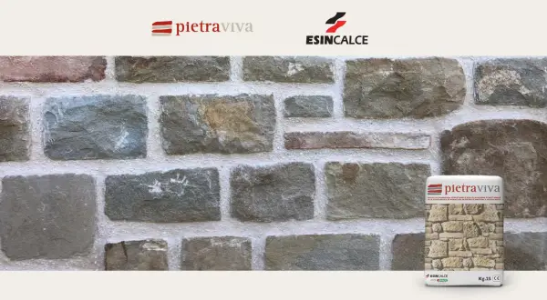 Muro in pietra con malta per tufo a faccia vista. Sacchi di malta Pietraviva e Esincace in primo piano.