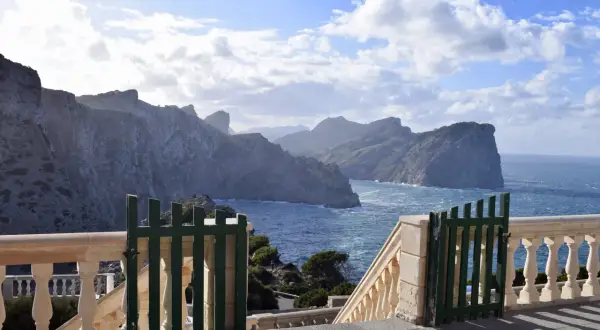 Zimowe trasy na Majorce w górach Serra de Tramuntana: malownicze klify i błękitne morze.