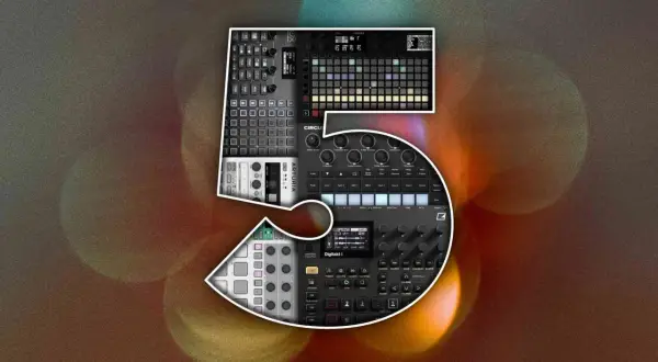 Fünf Musikproduktionsgeräte, darunter ein komplexer midi sequencer, sind zu einer großen "5" geformt.