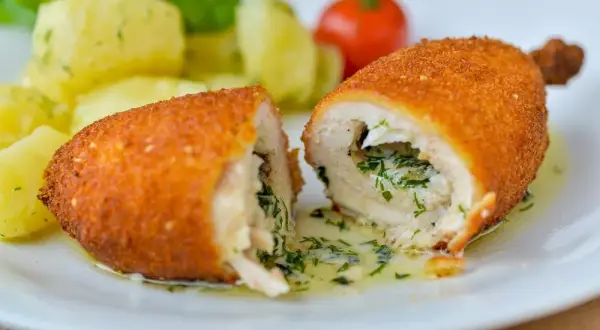 Jaka surówka do de volaille? Odkryj idealne połączenia smaków!