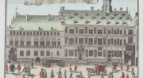 Das Rathaus Altona, ein prächtiges Gebäude mit Turm, umgeben von Menschen in historischen Gewändern, Kutschen und einem Hund.