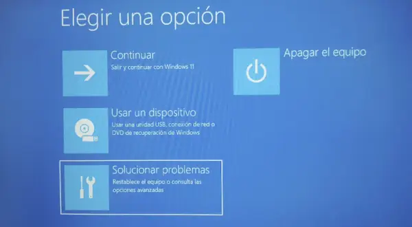 Pantalla de opciones de Windows 11: Continuar, Usar un dispositivo, Solucionar problemas. Útil para saber como saber si Windows 11 está activado.