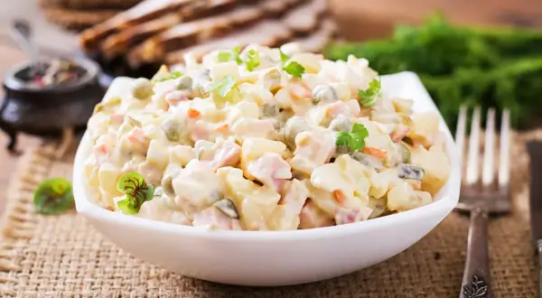 Pyszna sałatka jarzynowa, idealna na każdą okazję. Kiedy robic salatke jarzynowa? Gdy masz ochotę na coś pysznego!