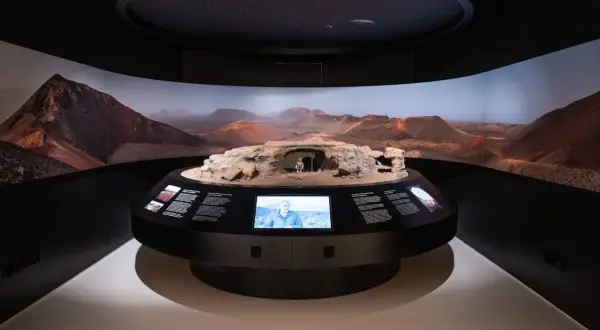 Maqueta de un paisaje volcánico con un astronauta, parte de la exposición "la casa de los volcanes".