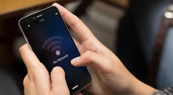 Ręce trzymają smartfon z komunikatem "No Network". Zastanawiasz się, **vowifi co to** jest i dlaczego nie działa?