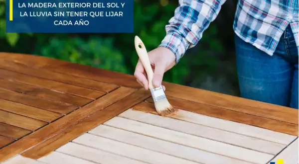 Persona aplica aceite a mesa de madera exterior con brocha. Guía práctica: cómo proteger la madera sin barnizar del sol y la lluvia.