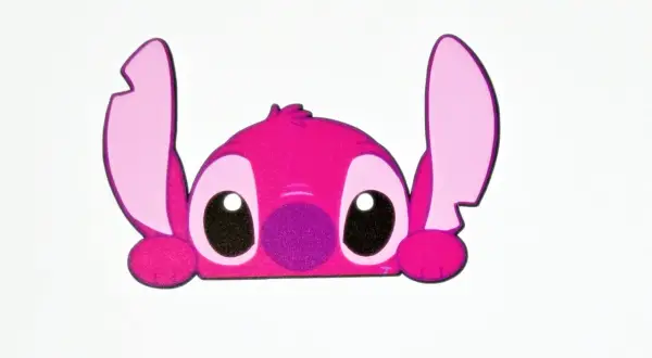 Urocza naklejka Stitch w kolorze różowym, idealna, by jak zamaskować pęknięcie zderzaka naklejką typu stitch.